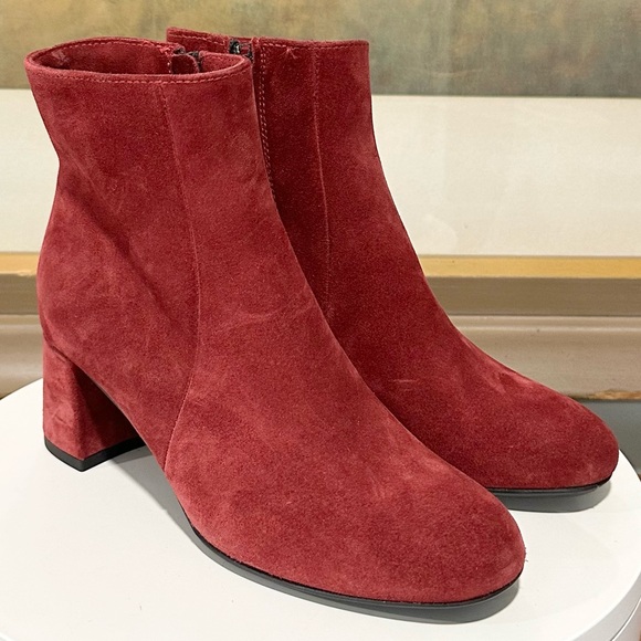 🌹LA CANADIENNE🌹 Joanie Suede Booties Size: 5